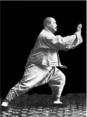 "Yang Chengfu – The Essence and Applications of Taijiquan-Das Knie streifen und der drehende Schritt"